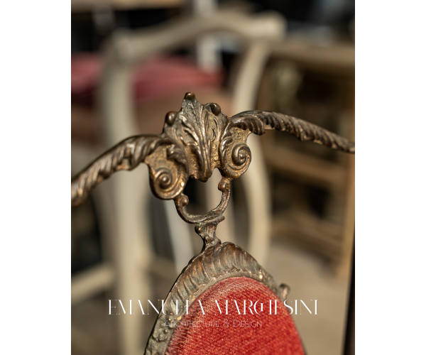 Sedie in ferro battuto.