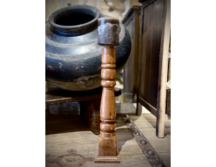 Candeliere in legno tornito con base quadrata