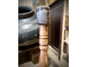 Candeliere in legno tornito con base quadrata 2