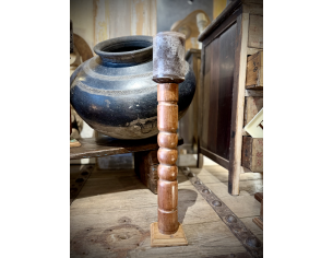 Candeliere in legno tornito a sfere con base quadrata