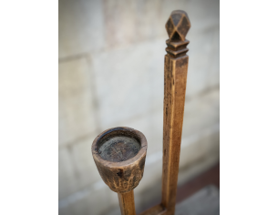 Candeliere antico in legno a scaletta con base rettangolare 2