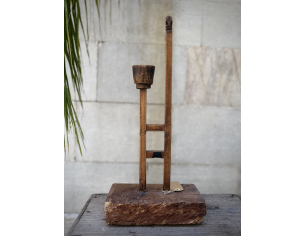 Candeliere antico in legno a scaletta con base rettangolare