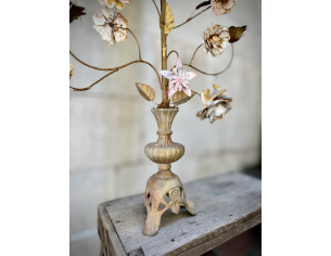 Candelabro in ferro a cinque bracci con fiori, lavorato e... 2