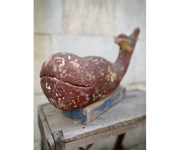 Scultura in legno a forma di balena