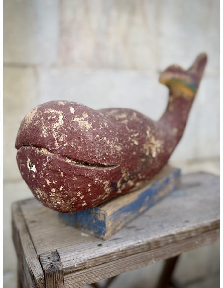 Scultura in legno a forma di balena