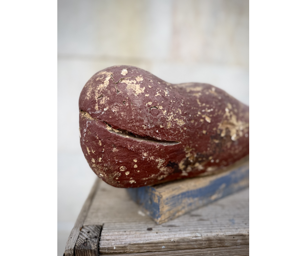 Scultura in legno a forma di balena