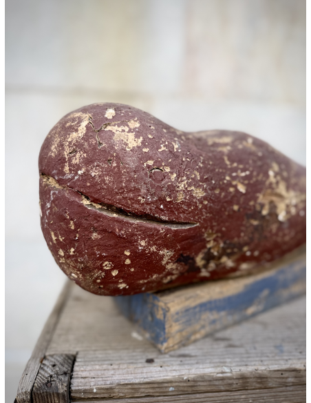 Scultura in legno a forma di balena