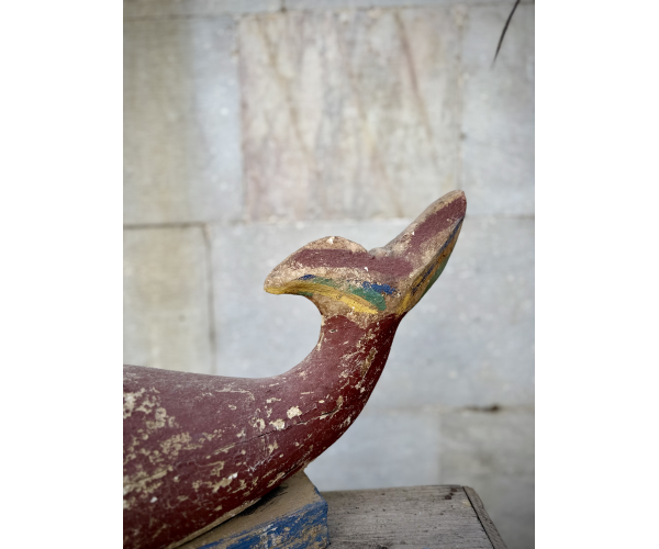 Scultura in legno a forma di balena