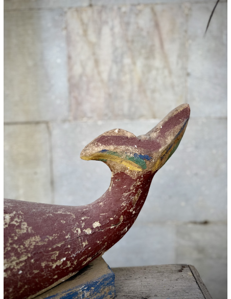 Scultura in legno a forma di balena