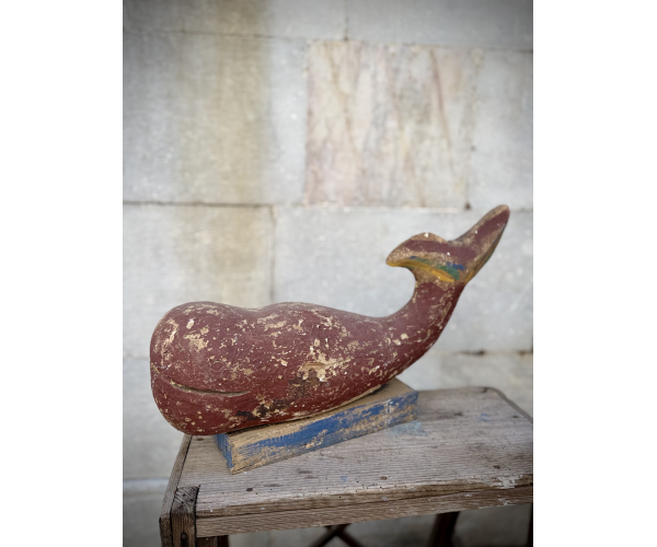 Scultura in legno a forma di balena