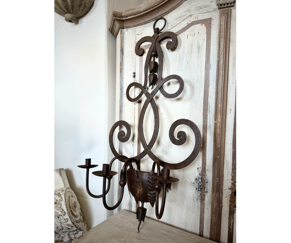 Candelabro da parete in ferro battuto
