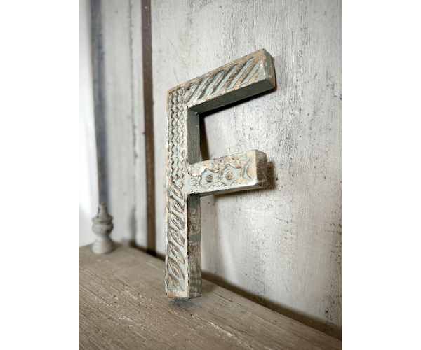 Lettera “F” in legno da parete