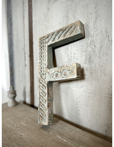 Lettera “F” in legno da parete