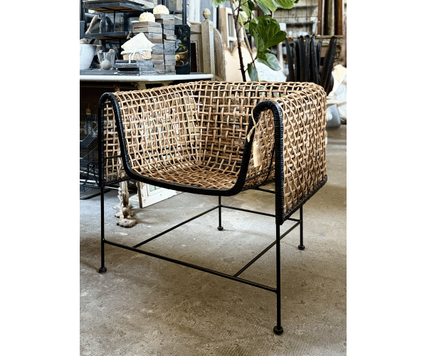 Poltrona in rattan intrecciato e ferro