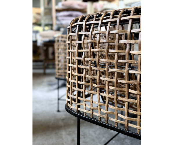 Poltrona in rattan intrecciato e ferro