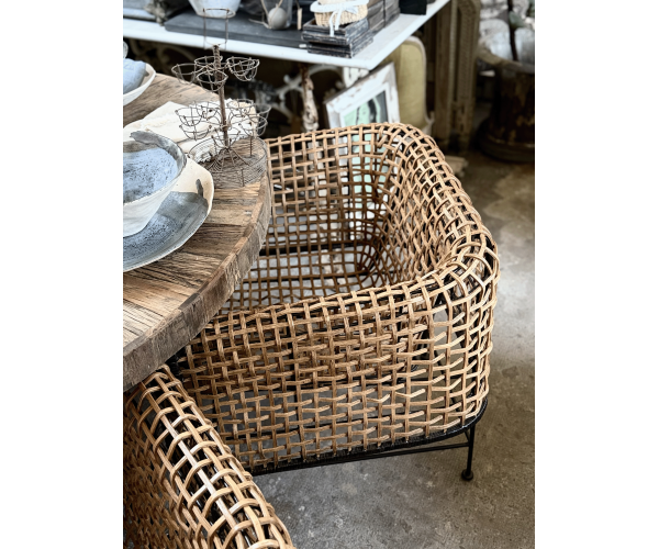 Poltrona in rattan intrecciato e ferro