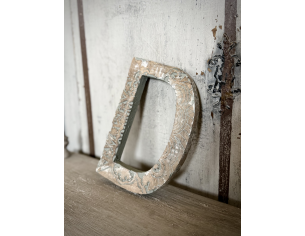 Lettera “D” in legno da parete