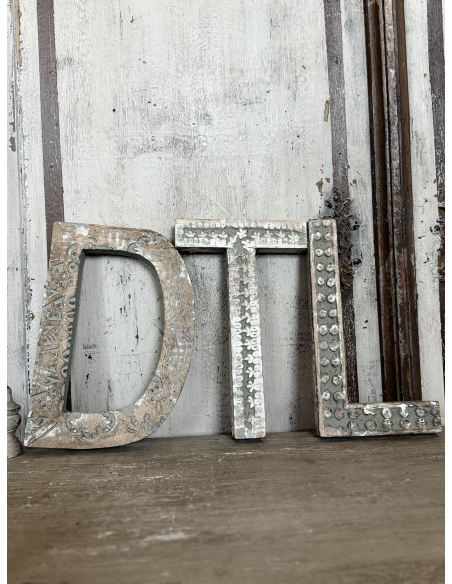 Lettera “D” in legno da parete