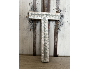Lettera “T” in legno da parete