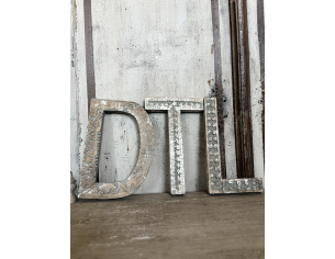 Lettera “T” in legno da parete 2