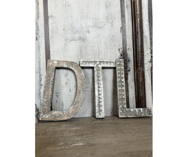 Lettera “T” in legno da parete