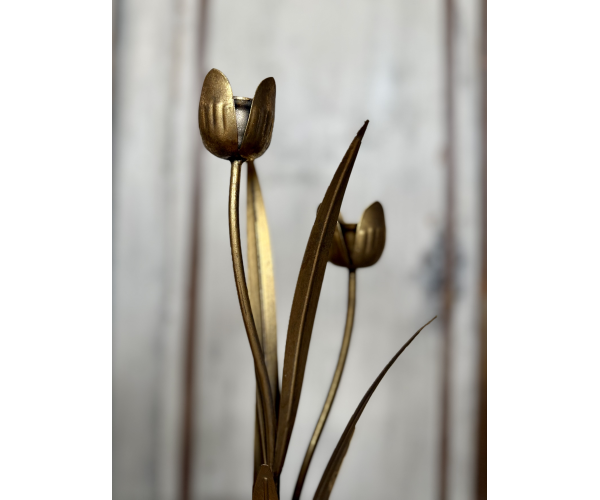 Candeliere dorato con fiori a tulipano
