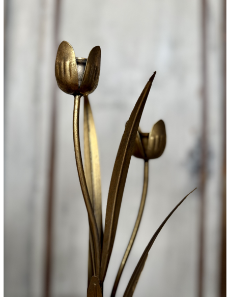 Candeliere dorato con fiori a tulipano