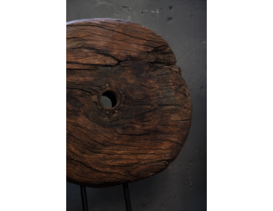 Scultura in Legno Antico da Ruota di Mulino su Base in Ferro 2