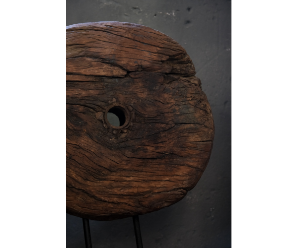Scultura in Legno Antico da Ruota di...