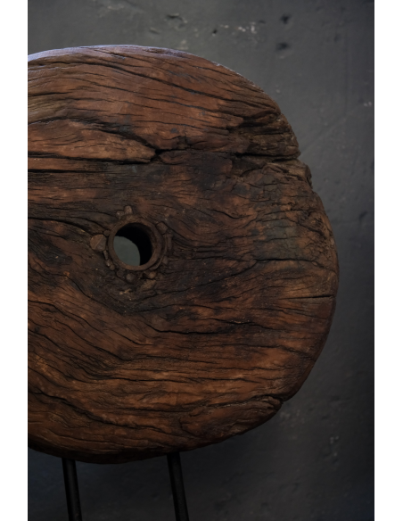 Scultura in Legno Antico da Ruota di Mulino su Base in Ferro