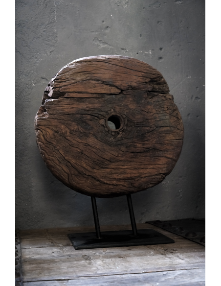 Scultura in Legno Antico da Ruota di Mulino su Base in Ferro